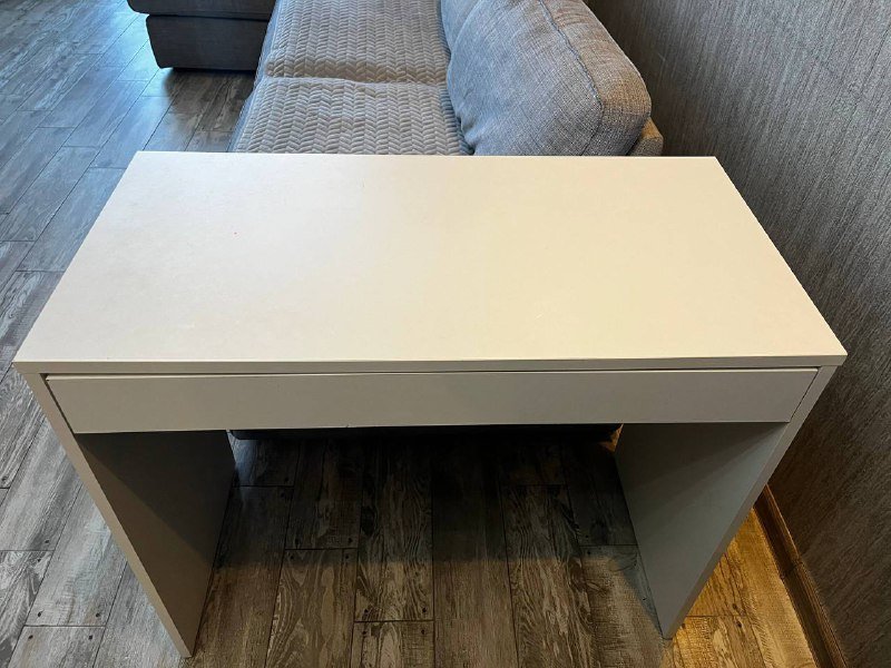 рабочий стол, детская кровать с матрасом