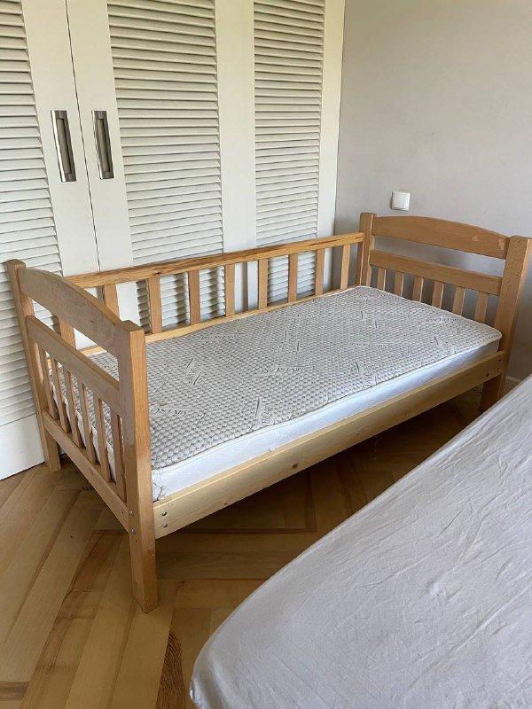 Деревянная односпальная кровать с матрасом 2