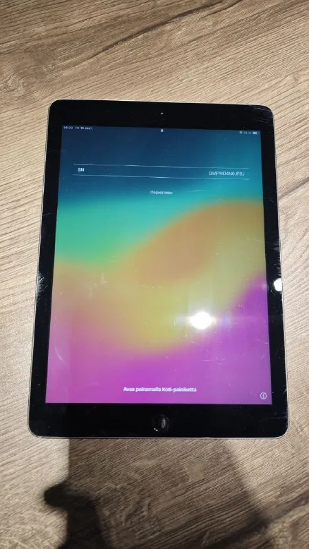 iPad 2018, детский столик IKEA и стульчик 1