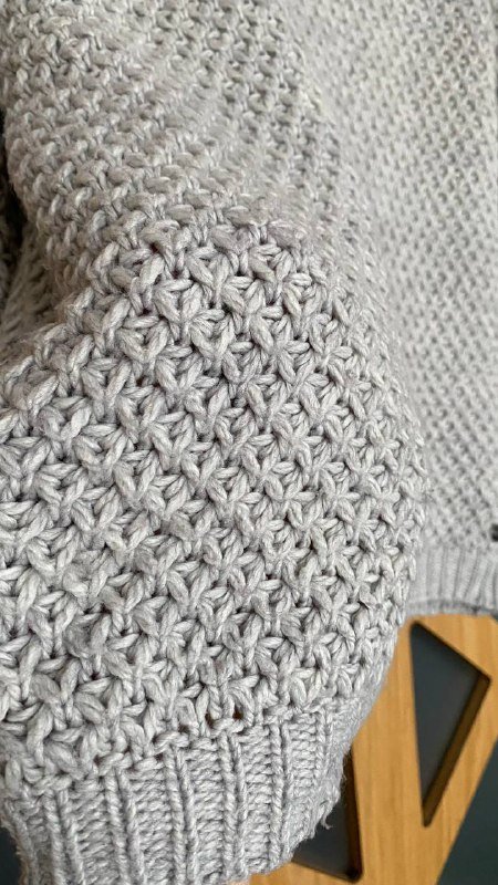 Свитер красивой вязки размер М 2