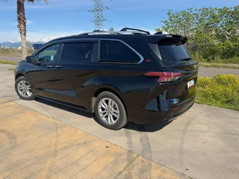 Toyota Sienna Limited 2022 4