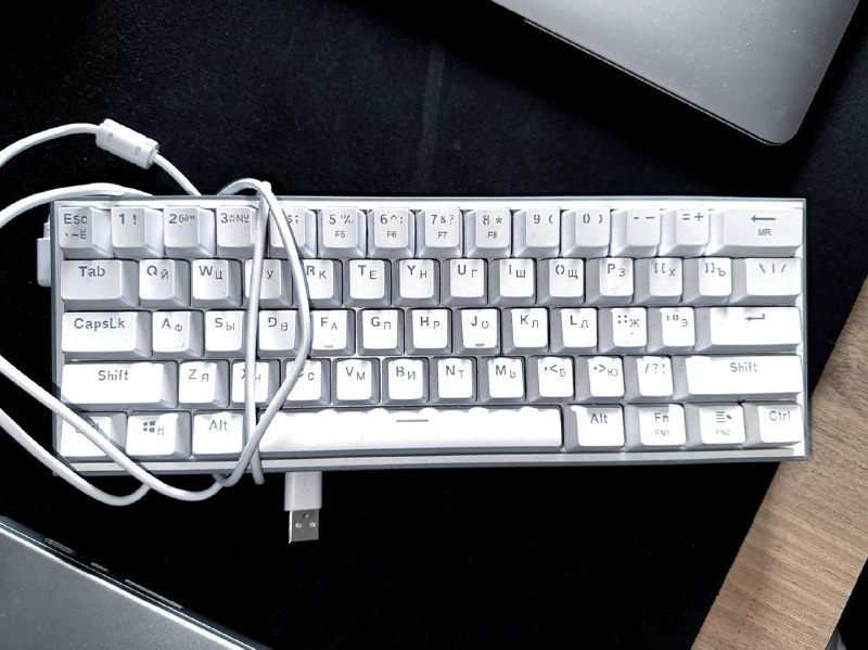журнальный стол черный, клавиатура механическая RedDragon K617-R 4