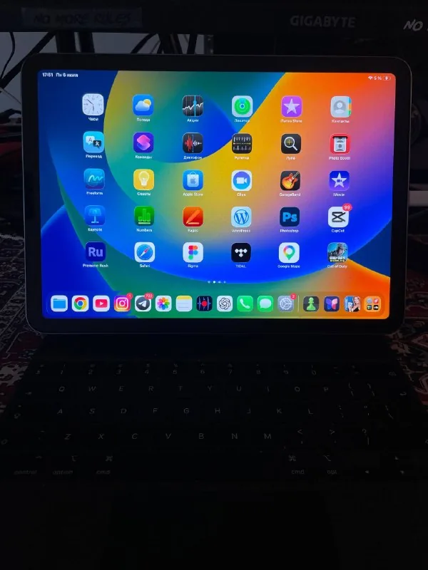 iPad Air 5 Deep Purple, Magic Keyboard 1