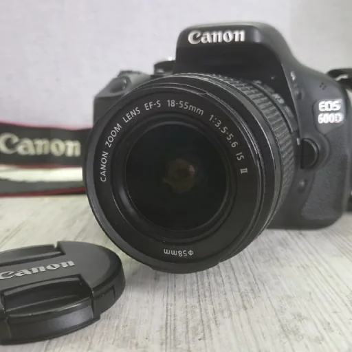 Canon EOS 600D с объективом EF-S 18–55mm
