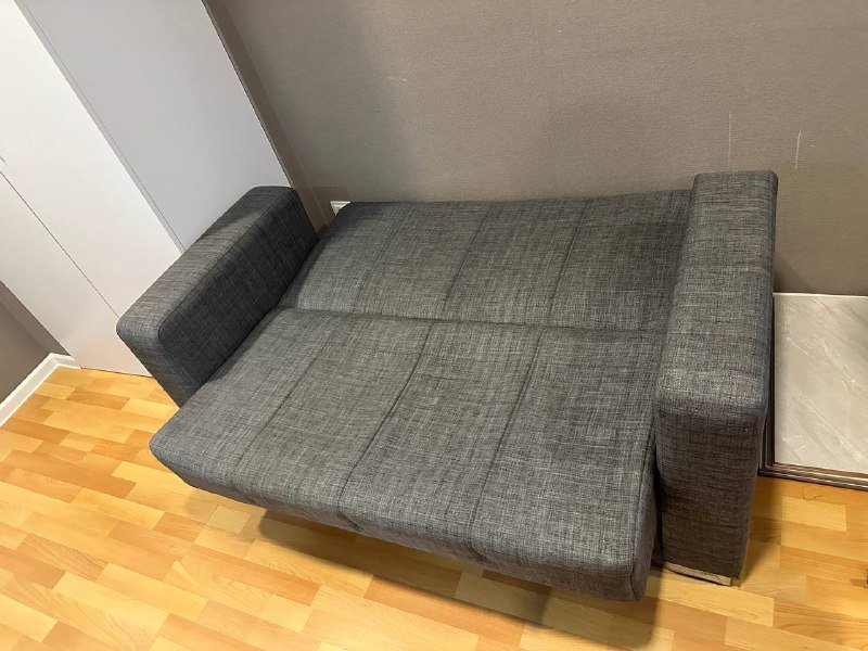 Небольшой диван с двумя подушками 2