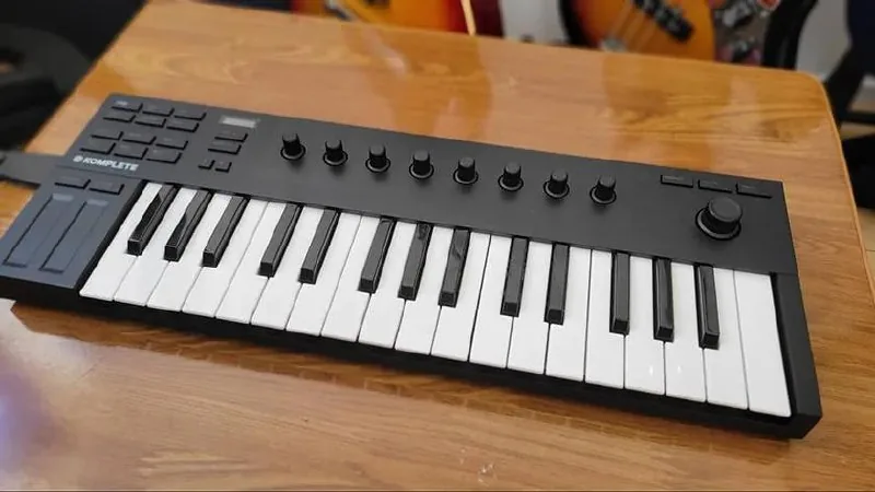 Миди-клавиатура Native Instruments Komplete Kontrol M32 1