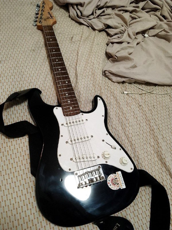 Компьютерное кресло, прожектор, гитара Fender, клетка для собак, велосипед Trinix 4