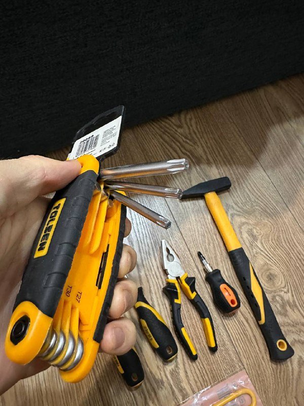 Инструменты: шестигранники, отвертки, пассатижи, молоток, ножовка 3