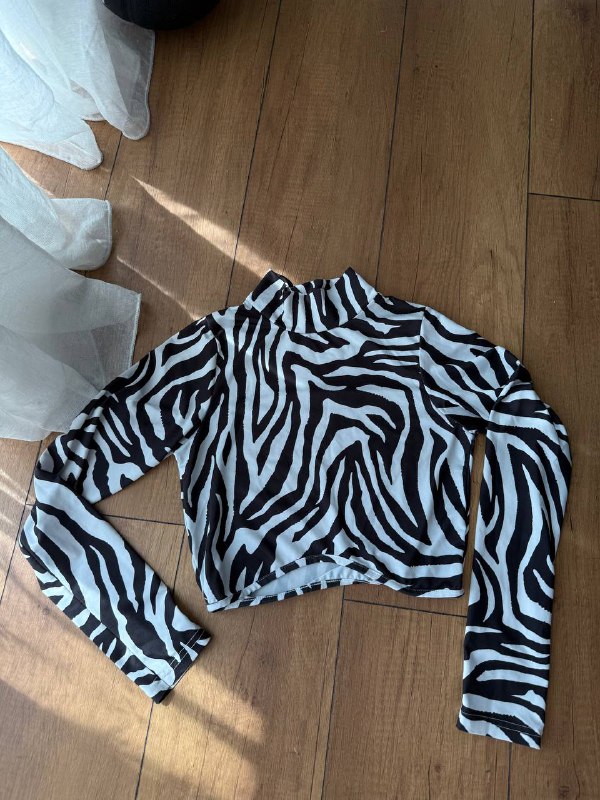 Чёрная кофточка р.S, кофточка зебра р.M, кофточка зелёная р.S, топ Missguided р.M, чёрные джинсы р.M 2