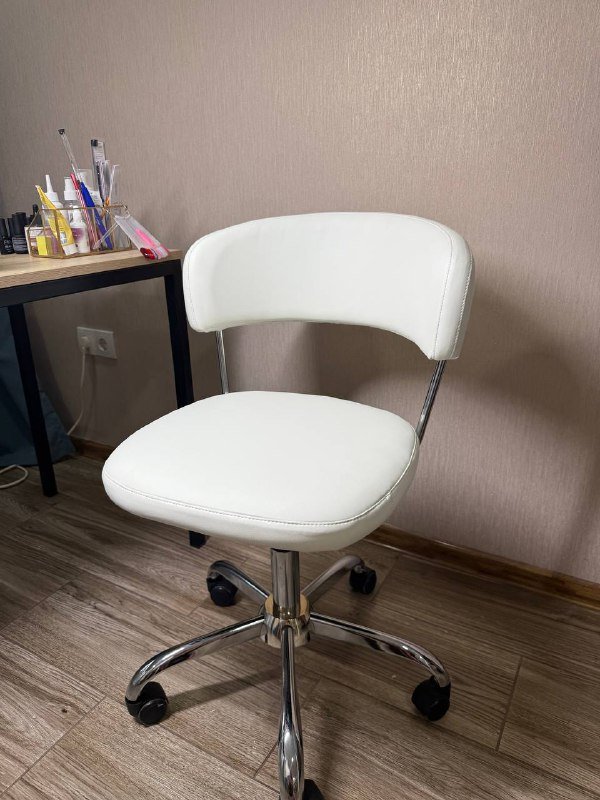 Маникюрный стол и 2 стула 2