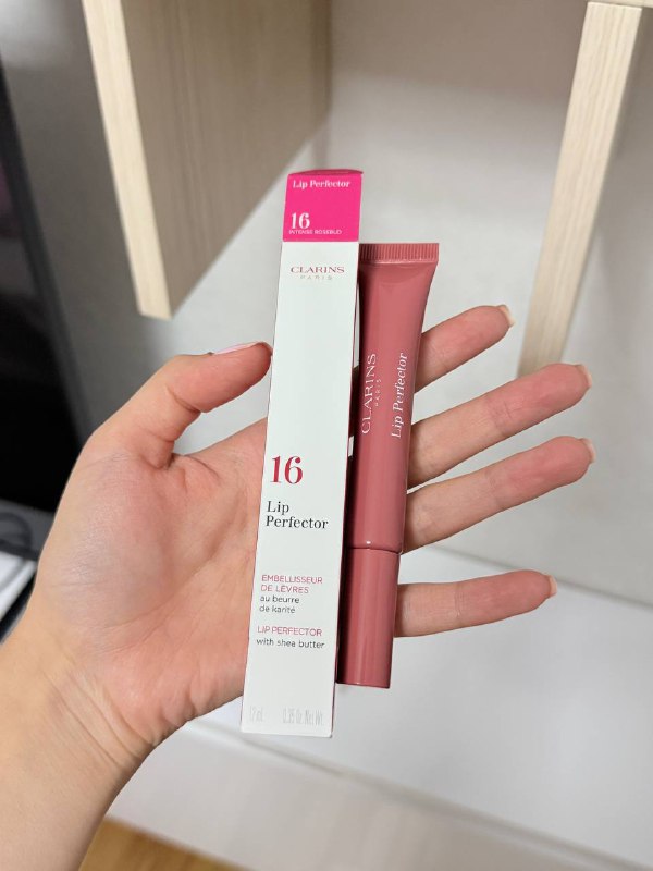 Clarins Lip Perfector 16 и Lip Comfort Oil 01