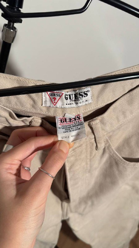 Черное платье струящееся, джинсы Guess бежевые 6