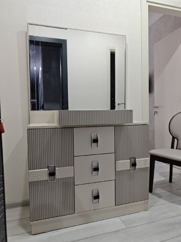 Комод с зеркалом 2