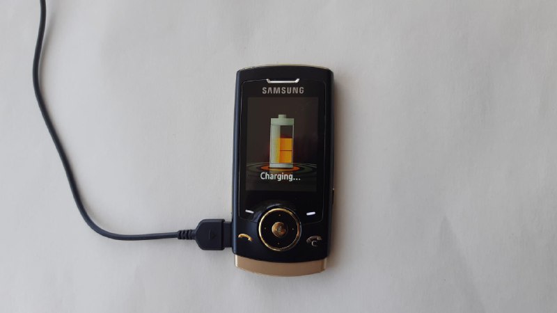 Телефоны Samsung SGH U600 и Nokia Lumia 635 RM-975 5