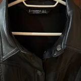 Платье из кожзама Stradivarius, размер S 4