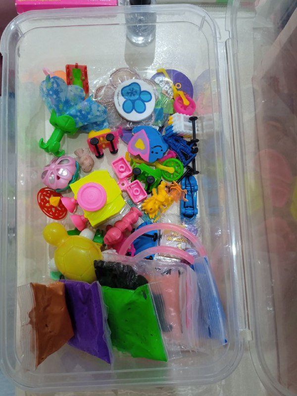 Мелкие игрушки, маркеры, карандаши, пластилин, лак для ногтей 2