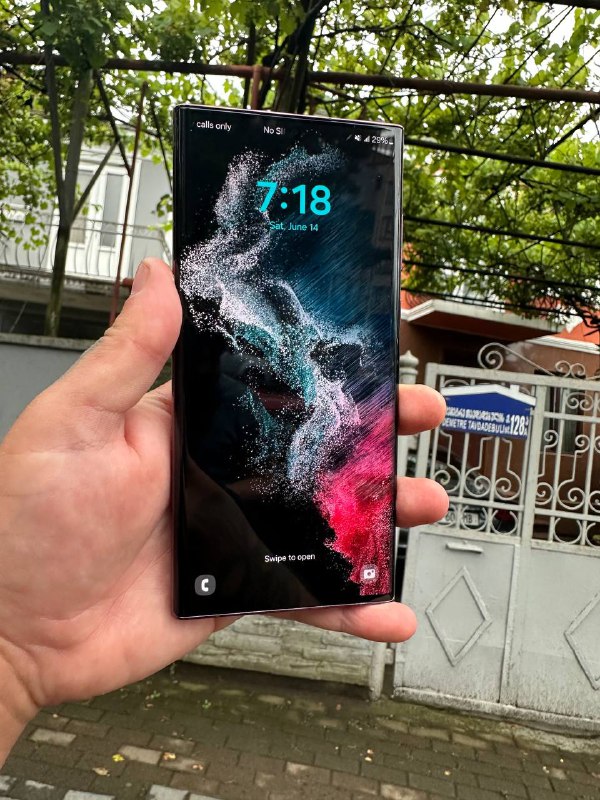 iPhone 14, Samsung S22 Ultra 2