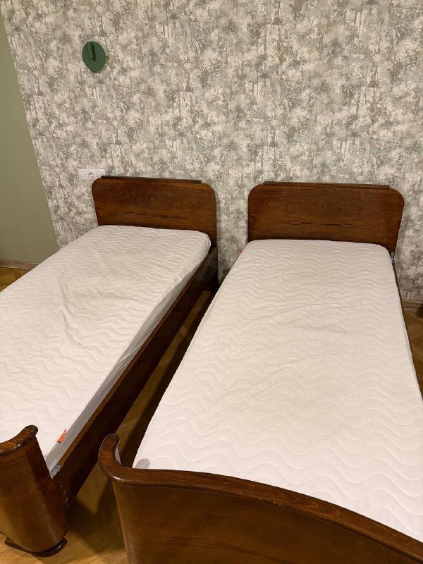 Две деревянные кровати с матрасами 3