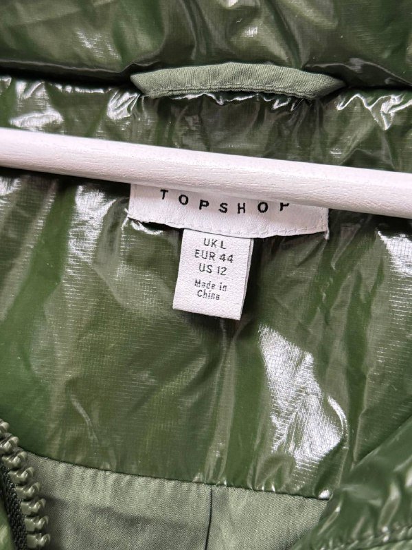 Зимняя куртка зелено-болотная оверсайз с капюшоном 4