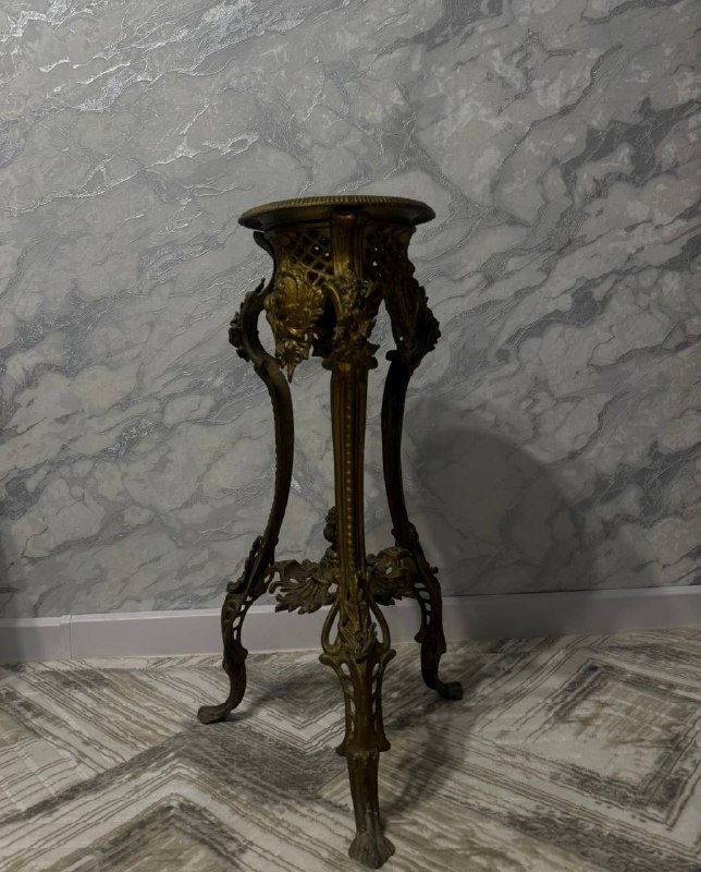 Антикварная подставка из литого металла