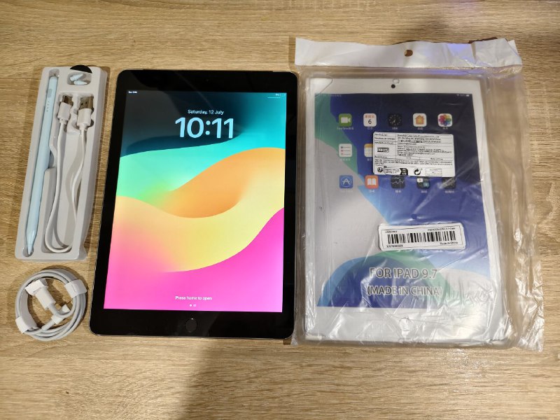 Планшеты Apple iPad 6 32 gb с чехлом и ручкой