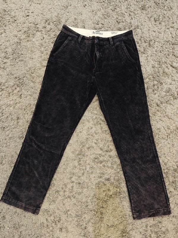 Синие джинсы uniq, черные вельветовые джинсы Levi's, леопардовые джинсы Pull&Bear, вельветовые джинсы Levi's, обувь Nike SB GT, Nike INITIATOR, Adidas YEEZY 450, Crocs Crush Clog 4