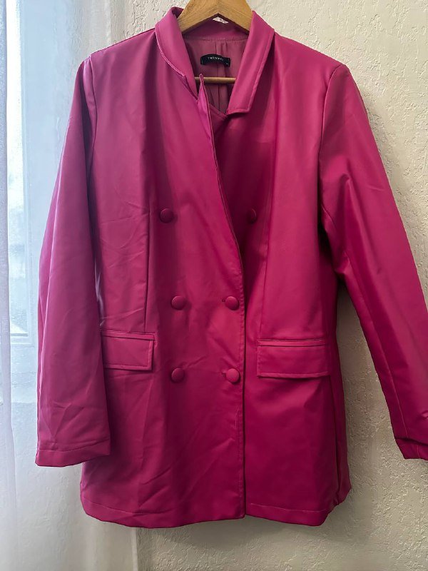 Черное платье, кожаная куртка, плюшевая куртка, черный жилет, рубашка, серые шорты 2