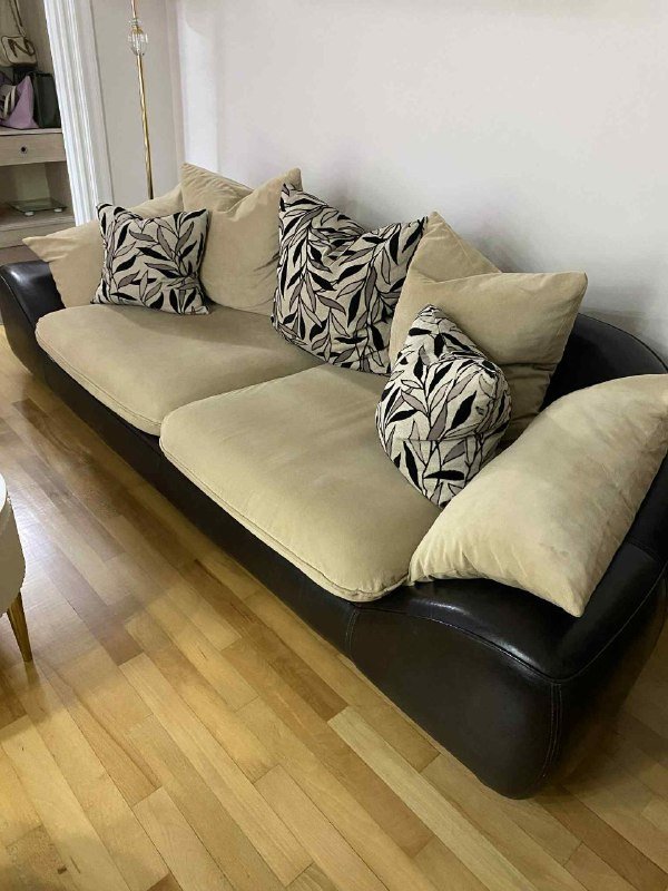 ყავისფერი დივანი, სავარძელი და ორი ოთხკუთხედა ფეხსაცმლის სკამი 3