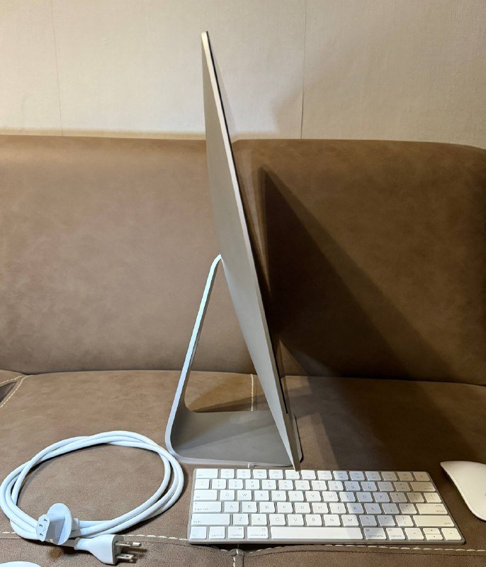 Apple iMac 21.5-inch Late 2015 с клавиатурой и мышью 2