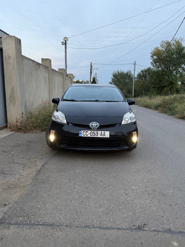 Toyota Prius 2012 г., гибрид, 180000 миль, комплект зимних покрышек 6