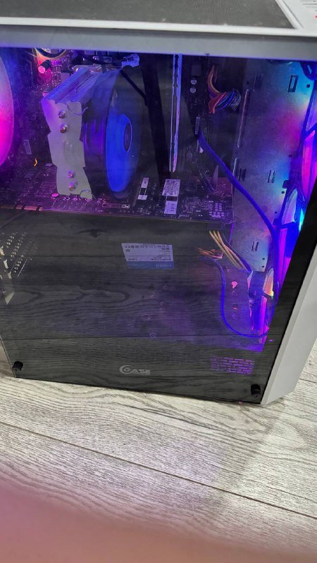 Игровой компьютер с монитором, гарнитурой, клавиатурой и мышью 3