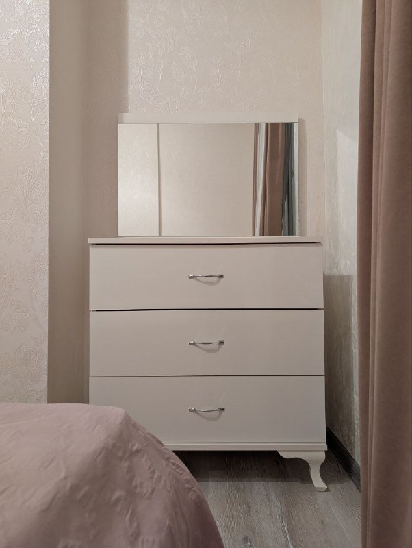 2 комода с зеркалом, прикроватная тумбочка 5