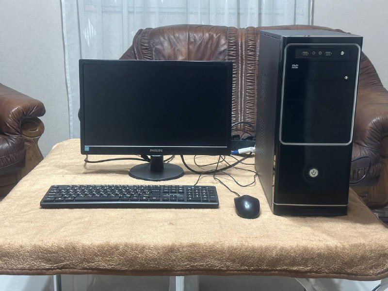 Компьютер с монитором клавиатурой мышкой и кабелями