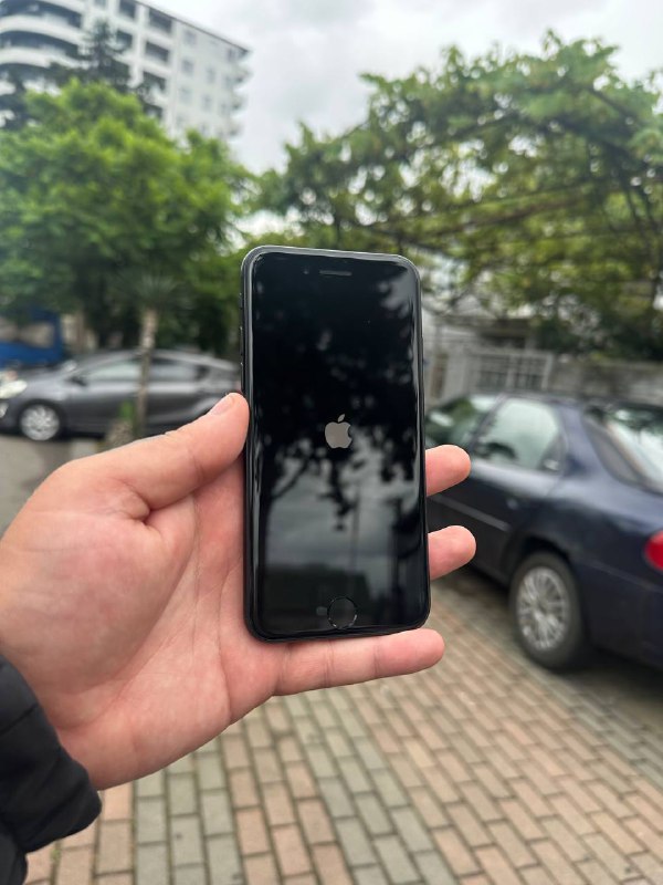 iPhone 11 64GB White, iPhone 12 64GB Midnight, iPhone SE 64GB Black 5
