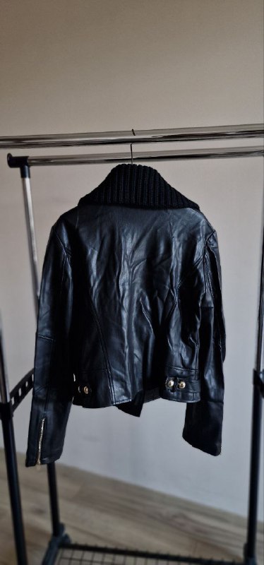 Продам женскую куртку Guess (оригинал) 3