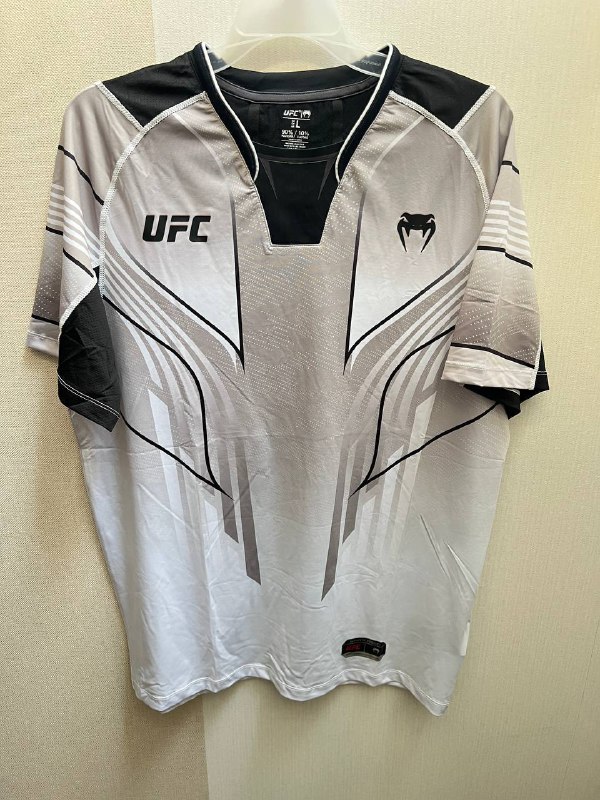 Куртка Tommy Jeans, футболки Nike, Super Bowl, UFC, шорты Skora и OAKLEY, свитшот беговой 6
