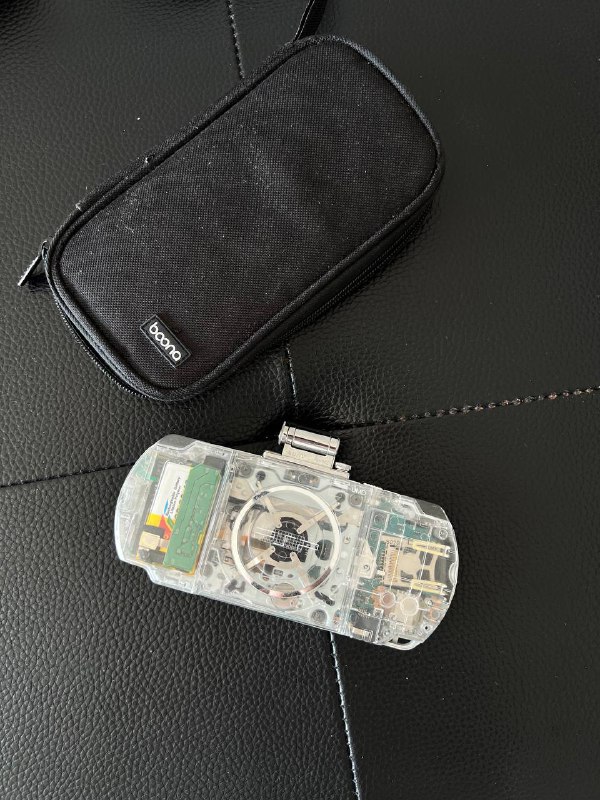 PSP в прозрачном корпусе с камерой, флешкой и зарядкой 2