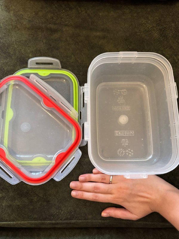 пластиковые контейнеры для еды, форма для выпечки, кружки, кофейник, стеклянная банка, перечница