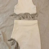 Бежевая юбка, зелёный жакет, белый комплект, красное платье 3