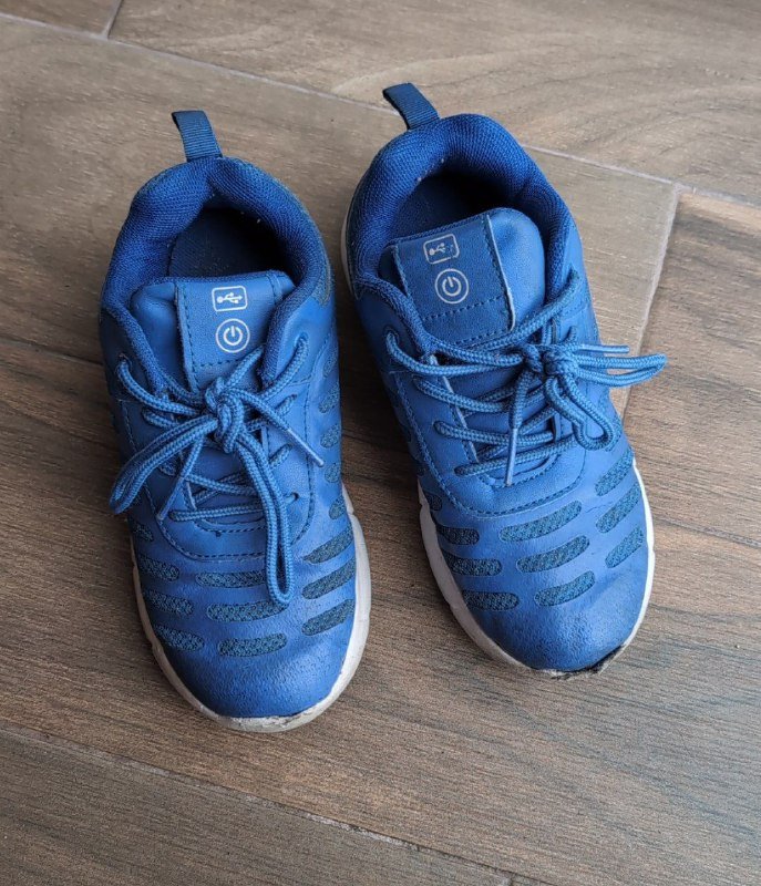 Кроссовки вайкики размер 32 с зарядкой и светом
