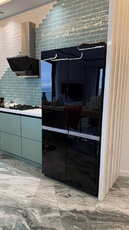 Холодильник с дефектом на двери