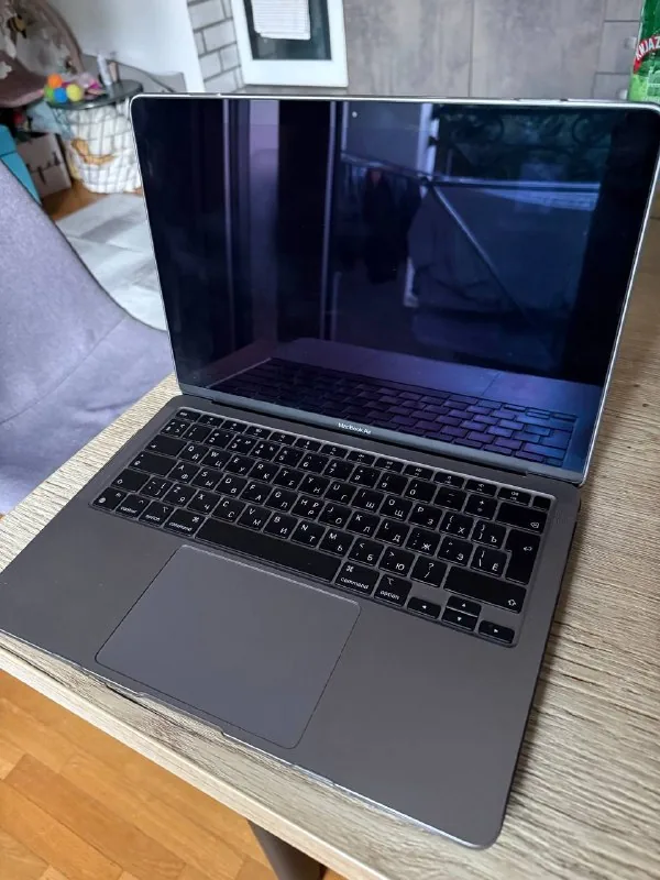 MacBook Air M1 13, Apple Watch SE 2 44mm 1
