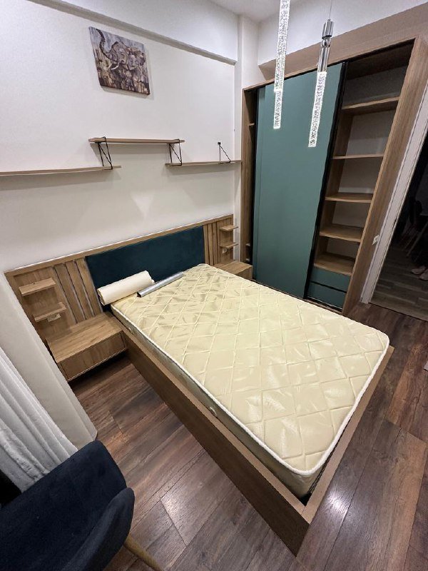 Кровать с матрасом и встроенными тумбочками 2