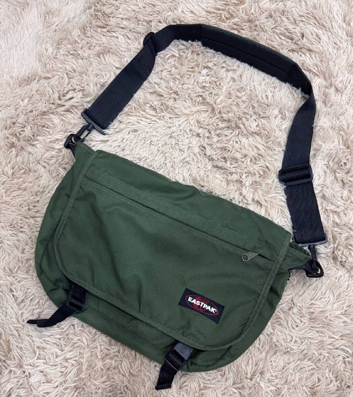 Зеленая сумка на плечо Eastpak 2