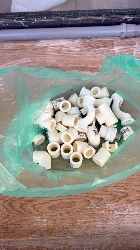 Стройматериалы после ремонта, кабель, клей, плинтус, трубы, переходники 5