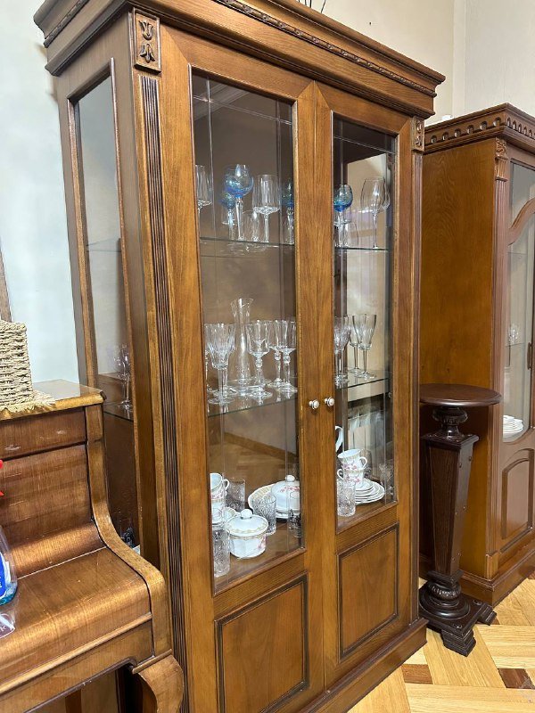 Шкаф-витрина деревянный с застекленными дверцами