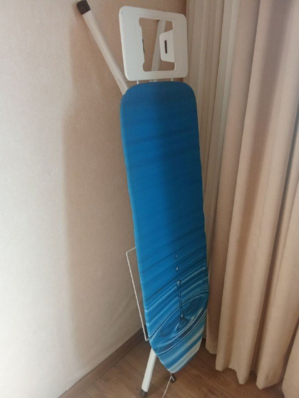 стол, стул, блендер Braun, гладильная доска, детский чемодан