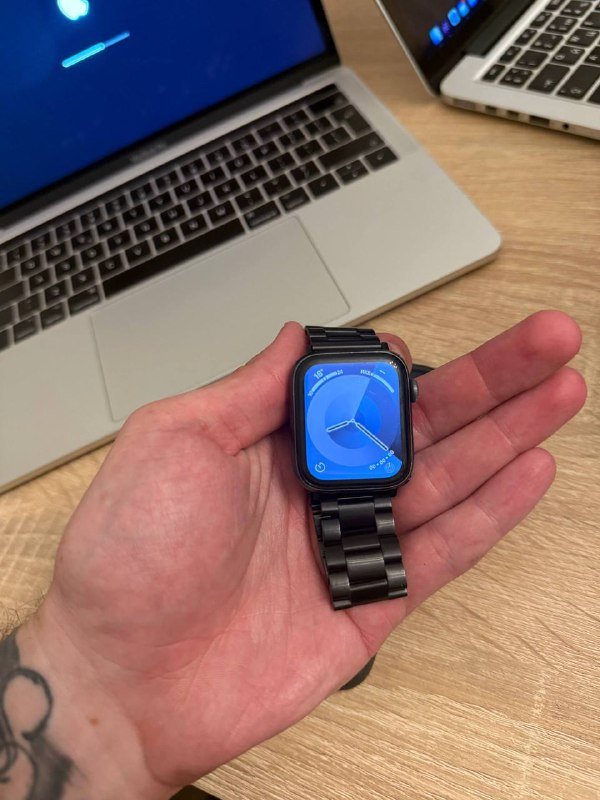 Apple Watch SE со ремешком и зарядным устройством