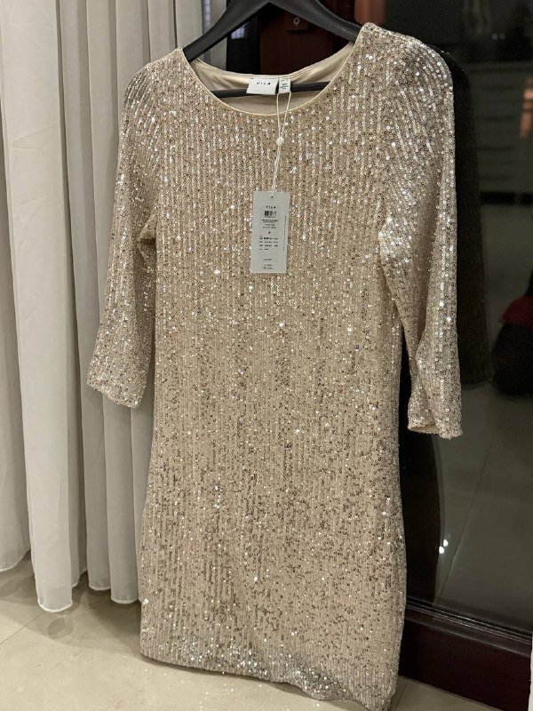 Платье в пайетках размер М