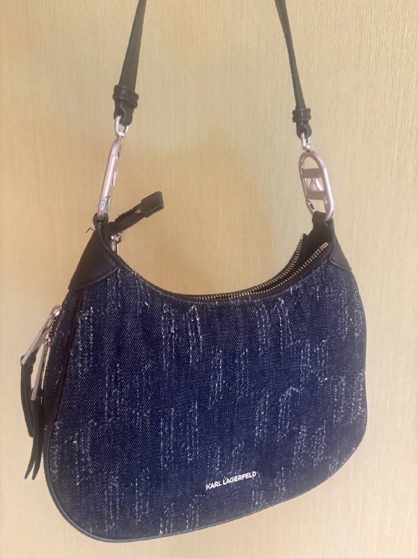 Очки Celine, сумка Karl Lagerfeld, кеды Lacoste, джинсы Hugo Armani CK 3